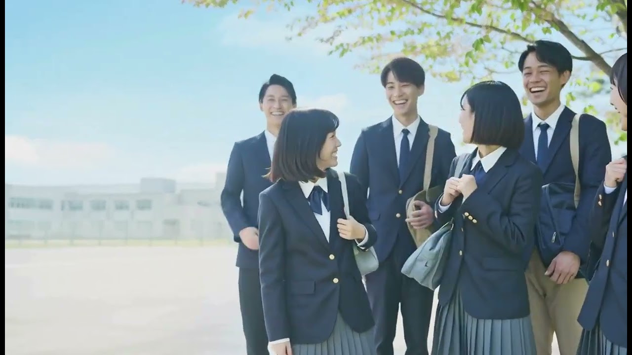 【4K動画素材】桜咲く春の校园で笑顔の高校生グループ｜入学・卒業・青春イメージ